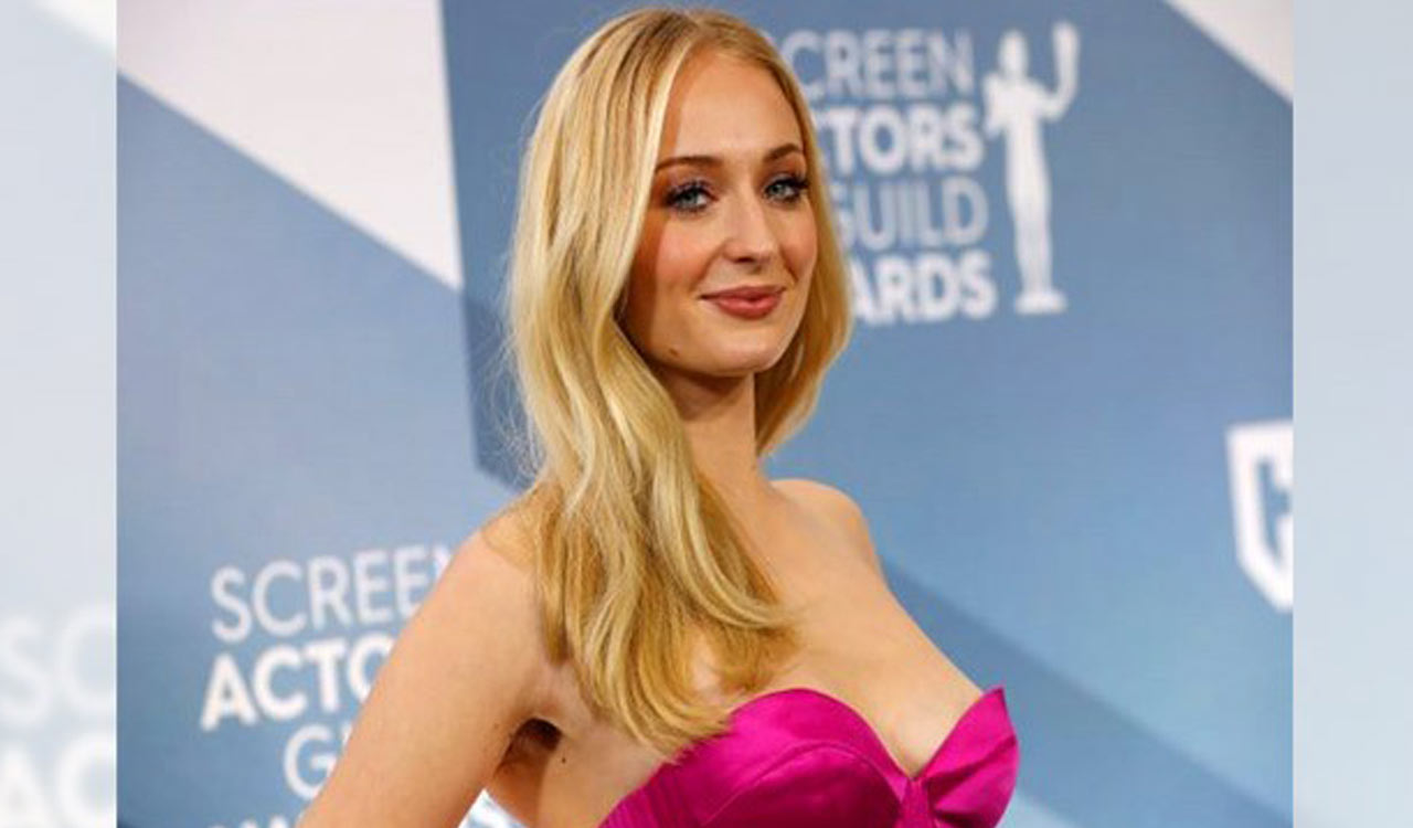 Sophie Turner posts a picture wearing ‘Fearless’ friendship bracelet