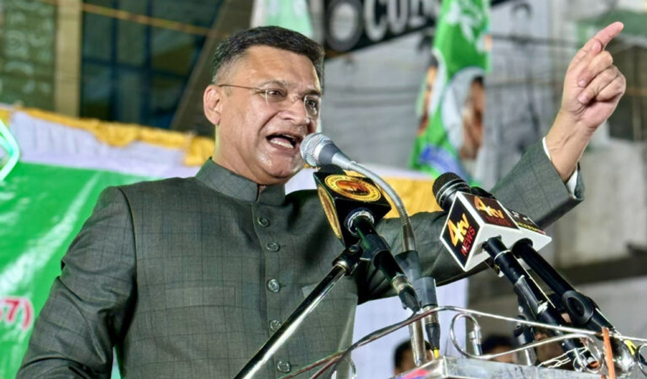 Akbaruddin Owaisi’s claim on inspector climbing dais is false, says DCP 