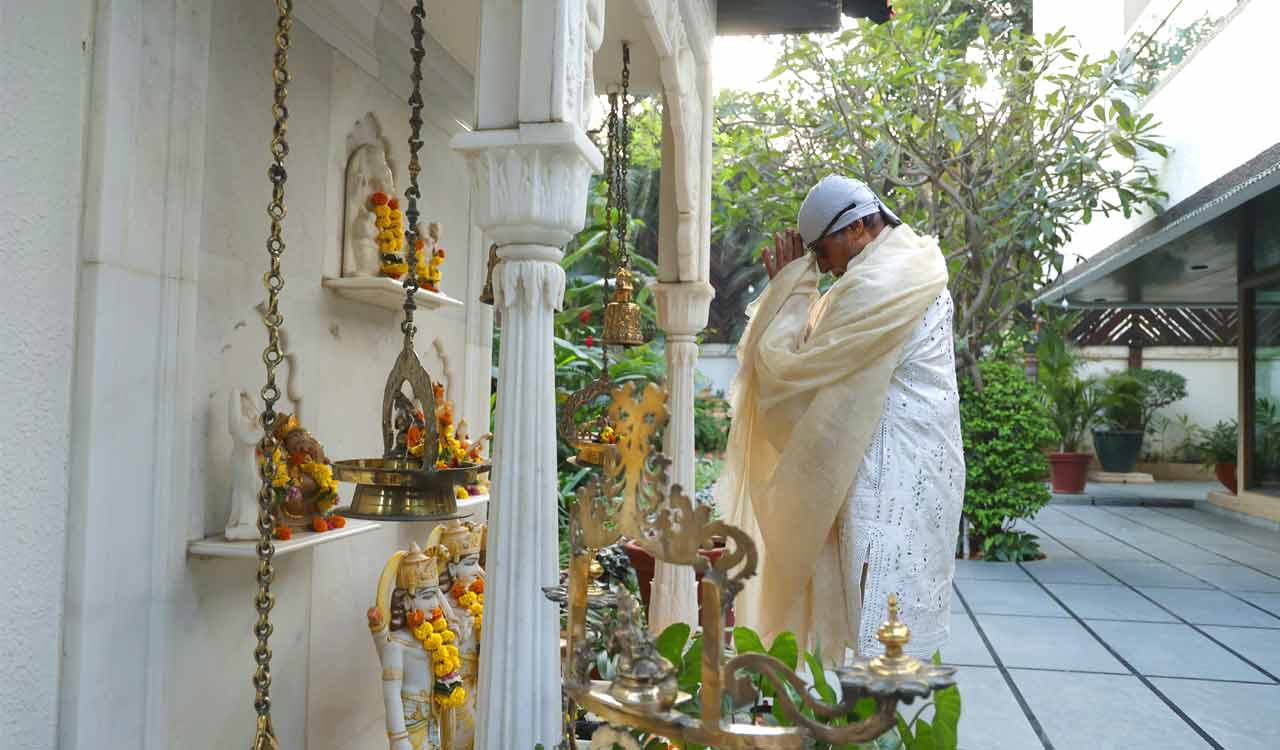 Amitabh Bachchan offers prayers, extends Diwali wishes to fans