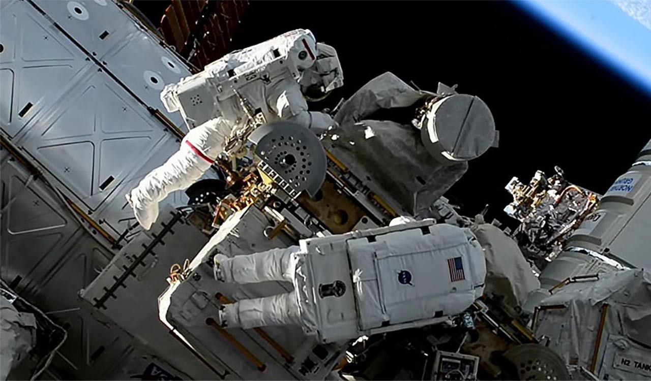 Astronaut drops toolbox accidently during space walk