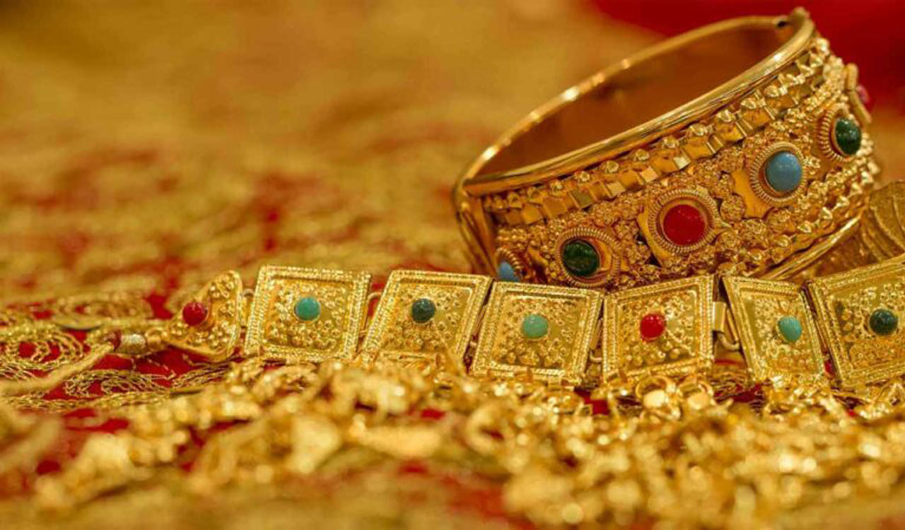 Gold prices decline in India amid weak global cues