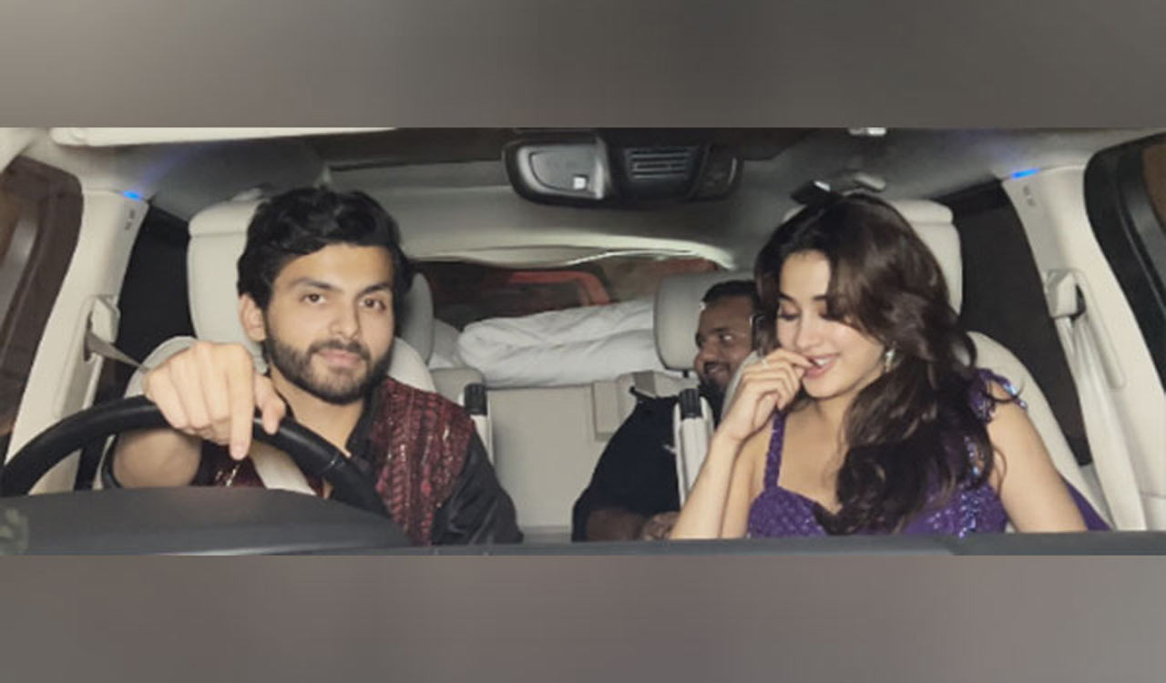 Janhvi Kapoor is all smiles with rumoured boyfriend Shikhar Pahariya at ...