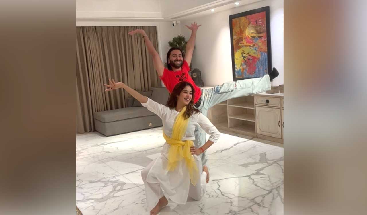 Janhvi, Orry dance to ‘Pinga ga pori’ emulating Deepika, Priyanka
