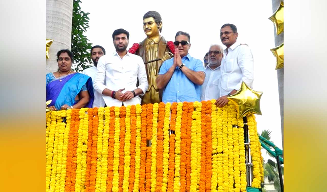 Kamal Haasan unveils Ghattamaneni Krishna’s statue in Vijayawada