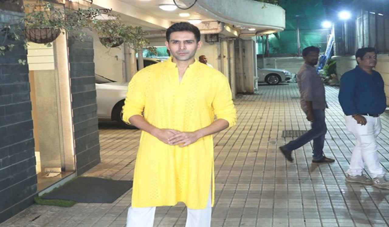 Kartik Aaryan effortlessly slays desi look at Sara Ali Khan’s Diwali bash