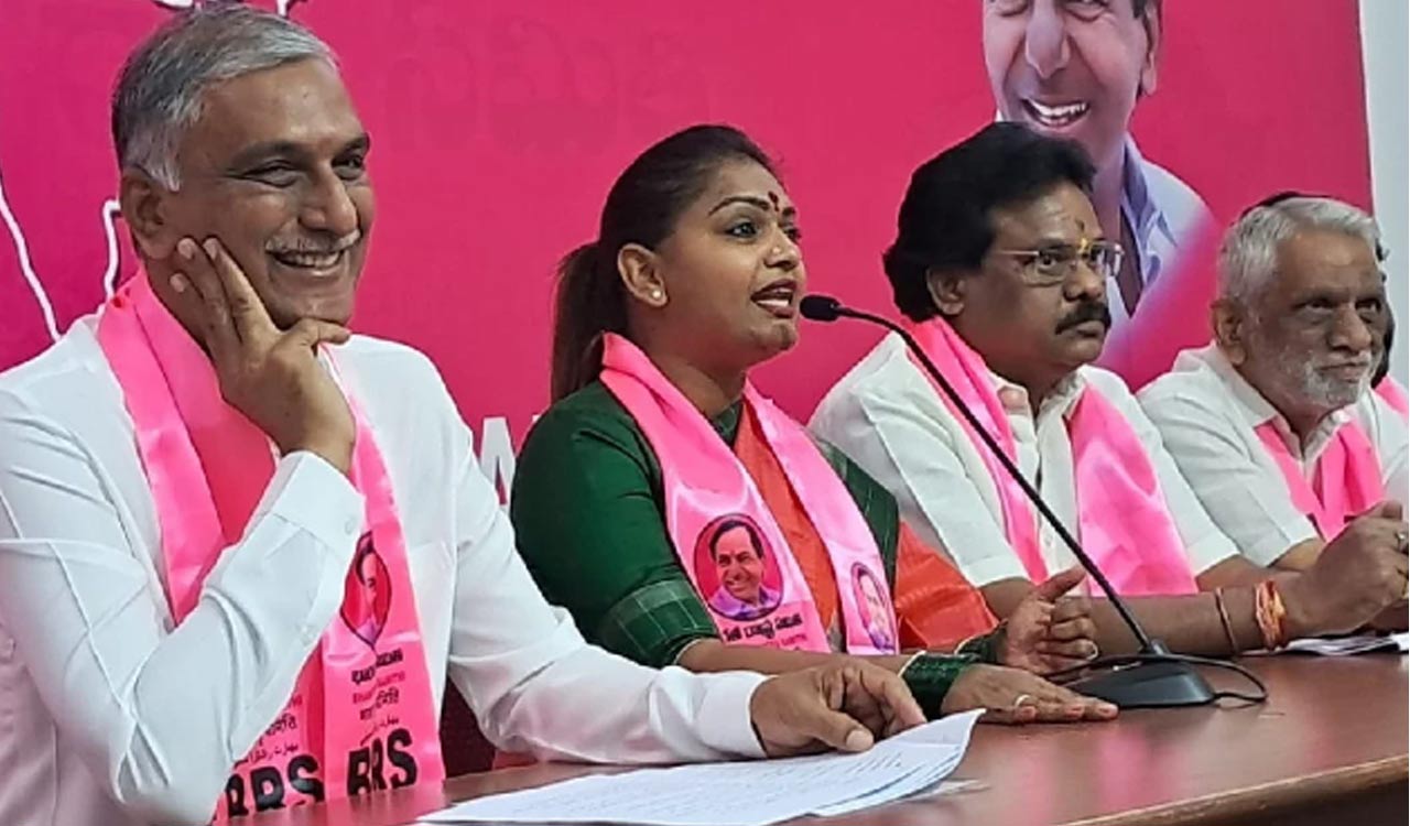 Kathi Karthika joins BRS