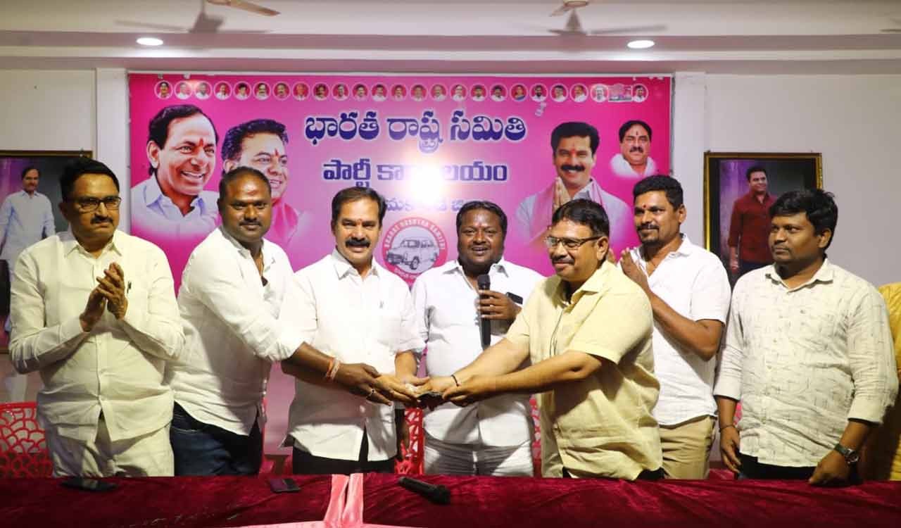 Labourers extend support to MLA Vinay Bhaskar, handover Rs 10,000