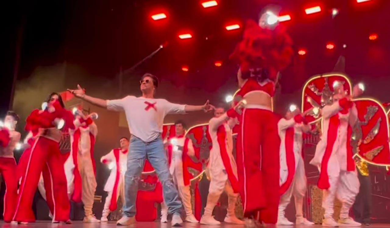 Shah Rukh Khan grooves to ‘Jhoome Jo Pathaan’, says “thank you” to his fans