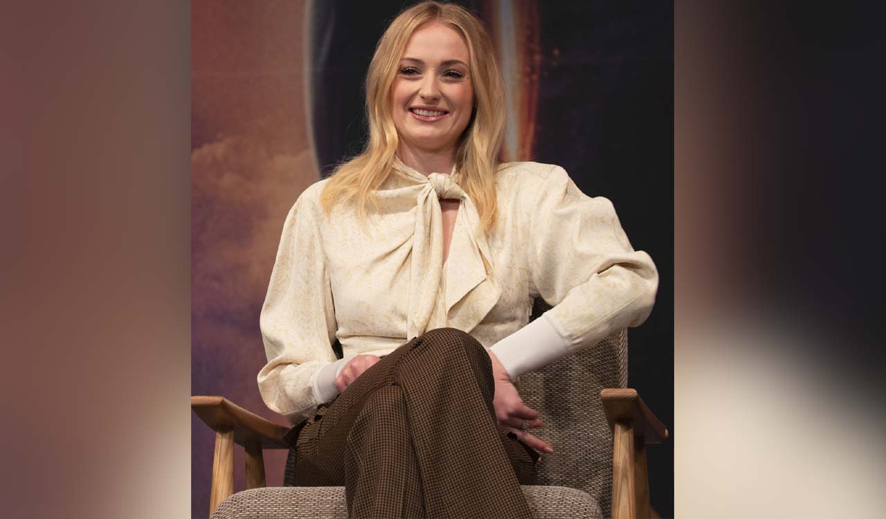 Sophie Turner gets cozy with English aristocrat amid divorce