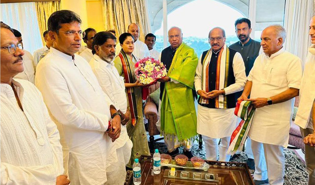 Hyderabad: Vijayashanthi joins Congress in presence of Kharge
