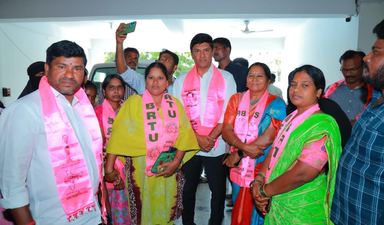 Marri Rajasekhar Reddy interacts with labor unions