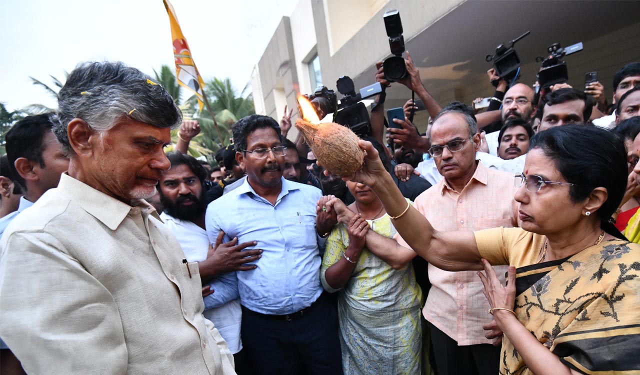 Chandrababu Naidu reaches home in Vijayawada after interim bail