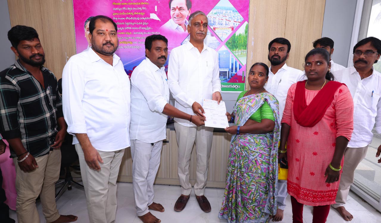 Insurance sum handed over to BRS workers’ families in Siddipet