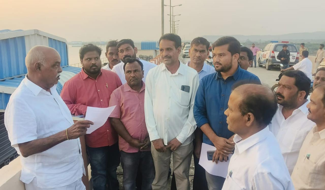 Mancherial MLA Premsagar Rao inspects intake well of Sripadasagar Yellampalli project