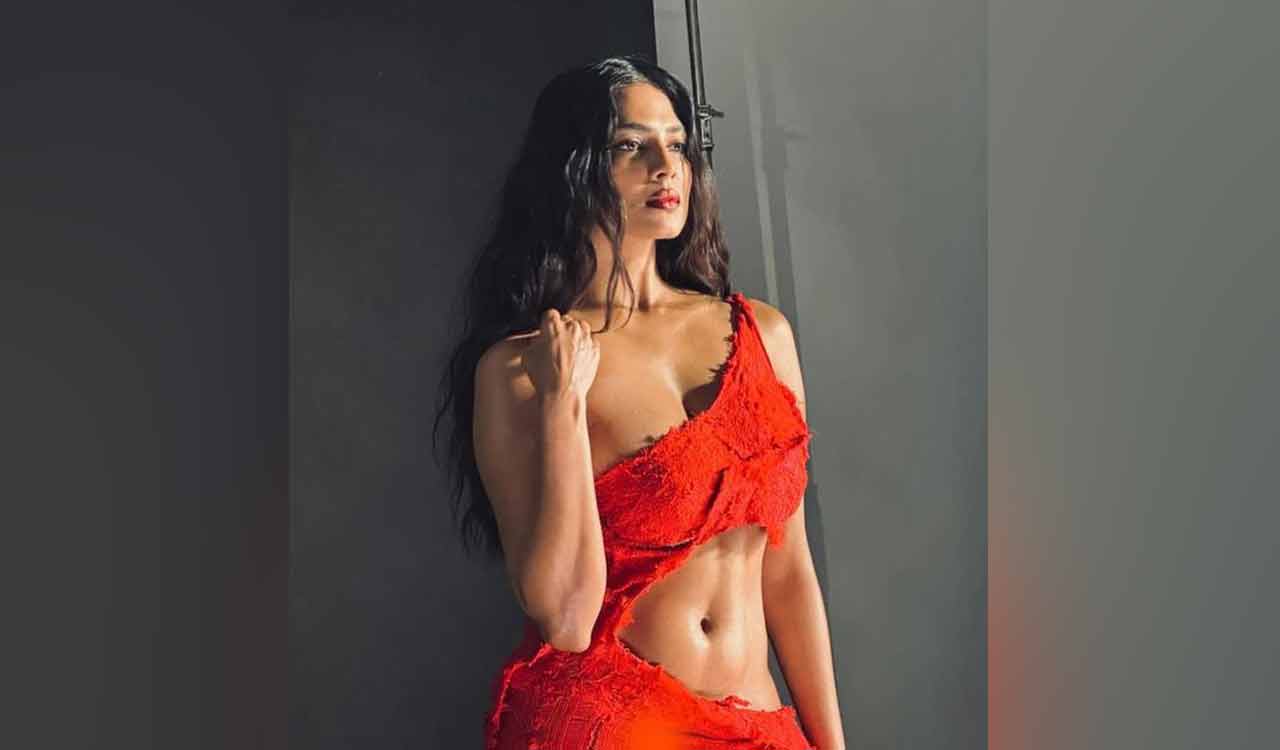 Fans go crazy as Malavika Mohanan makes an Insta‘garam’ post