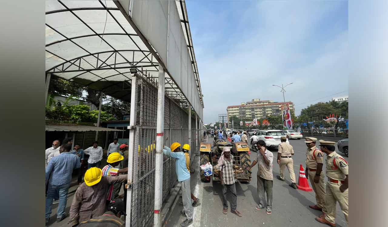 Hyderabad: Barricades being removed at Pragati Bhavan