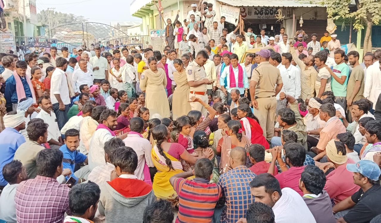 Farmers stage protest at Kesamudram market, allege low price