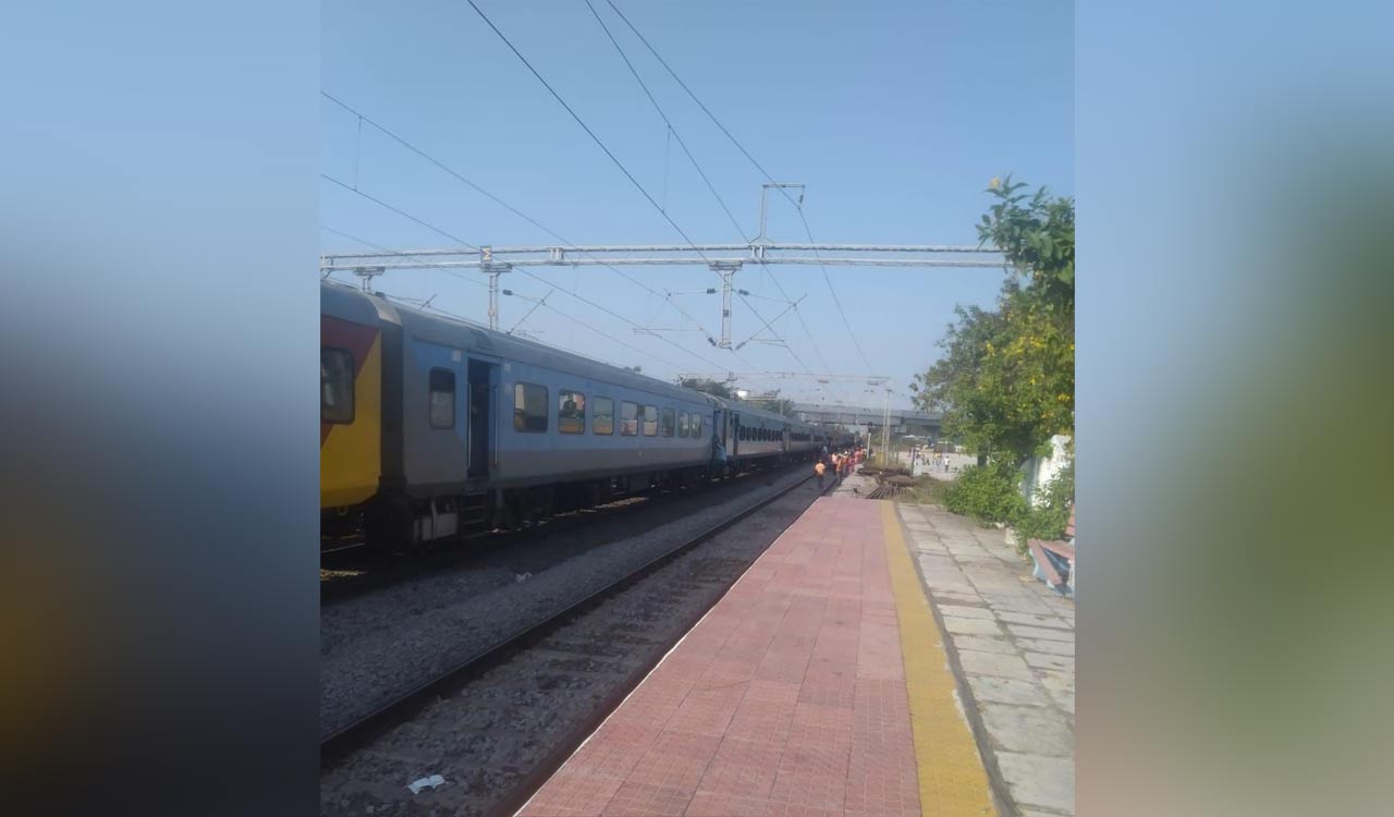 Secunderabad – Sirpur Kagaznagar train halts at Bibinagar after smoke emanates from a coach
