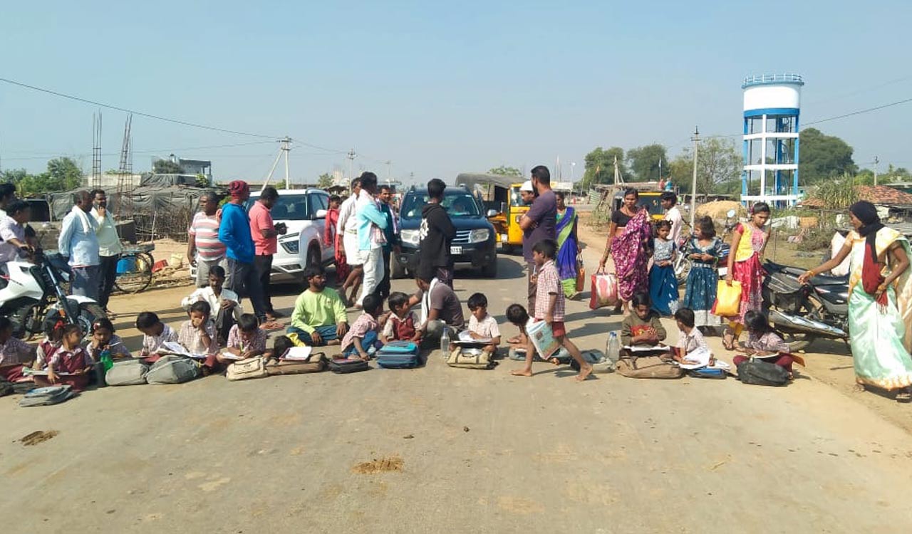 Asifabad: Students stage dharna demanding permanent school building