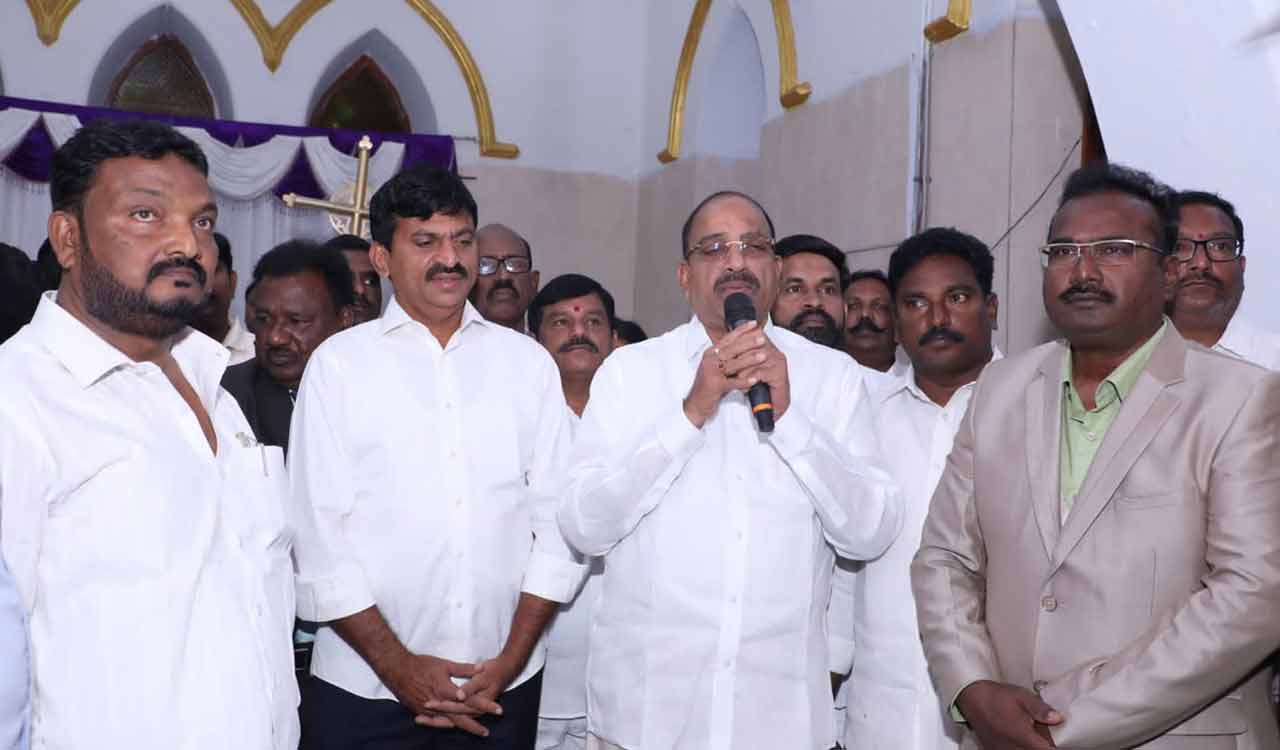 Ponguleti, Tummala join Christmas celebrations in Khammam