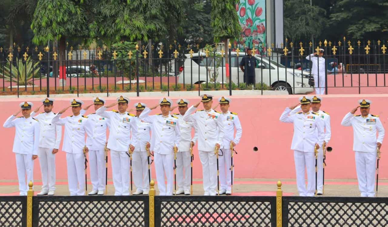 Saluting heroes: Naval Officers from Hyderabad pay homage to ...