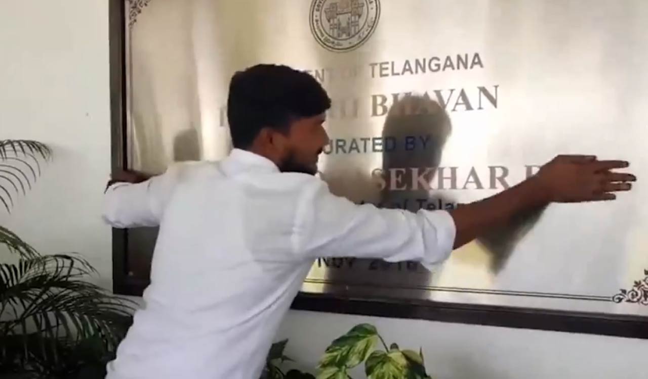 Congress supporters vandalise plaque at Praja Bhavan
