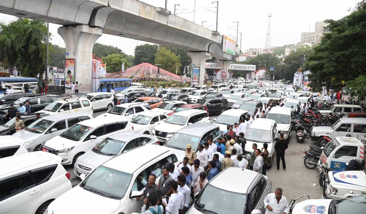 Traffic jam grips Hyderabad during CM Revanth Reddy’s oath ceremony