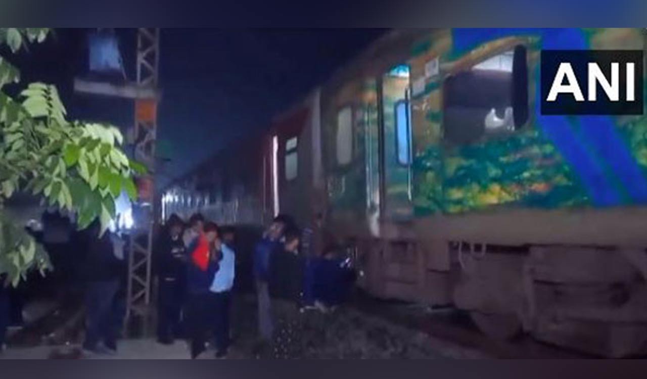 Two coaches of Howrah-Mumbai Mail train decouple near Bengal’s Uluberia