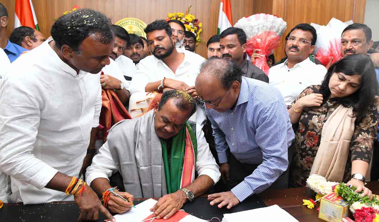 Komatireddy Venkat Reddy Assumes Charge As Telangana R&B Minister ...