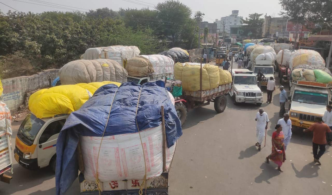 Farmers demand CCI to procure cotton in Adilabad