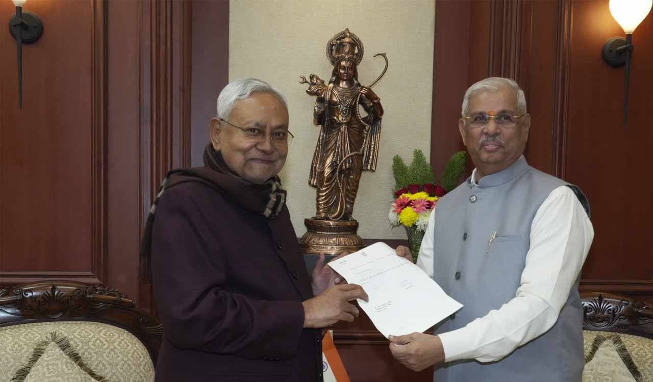 Bihar CM Nitish Kumar quits ruling alliance, hands over resignation ...