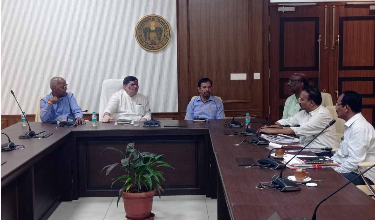 Ponnam seeks support of hire buses association to implement free rides