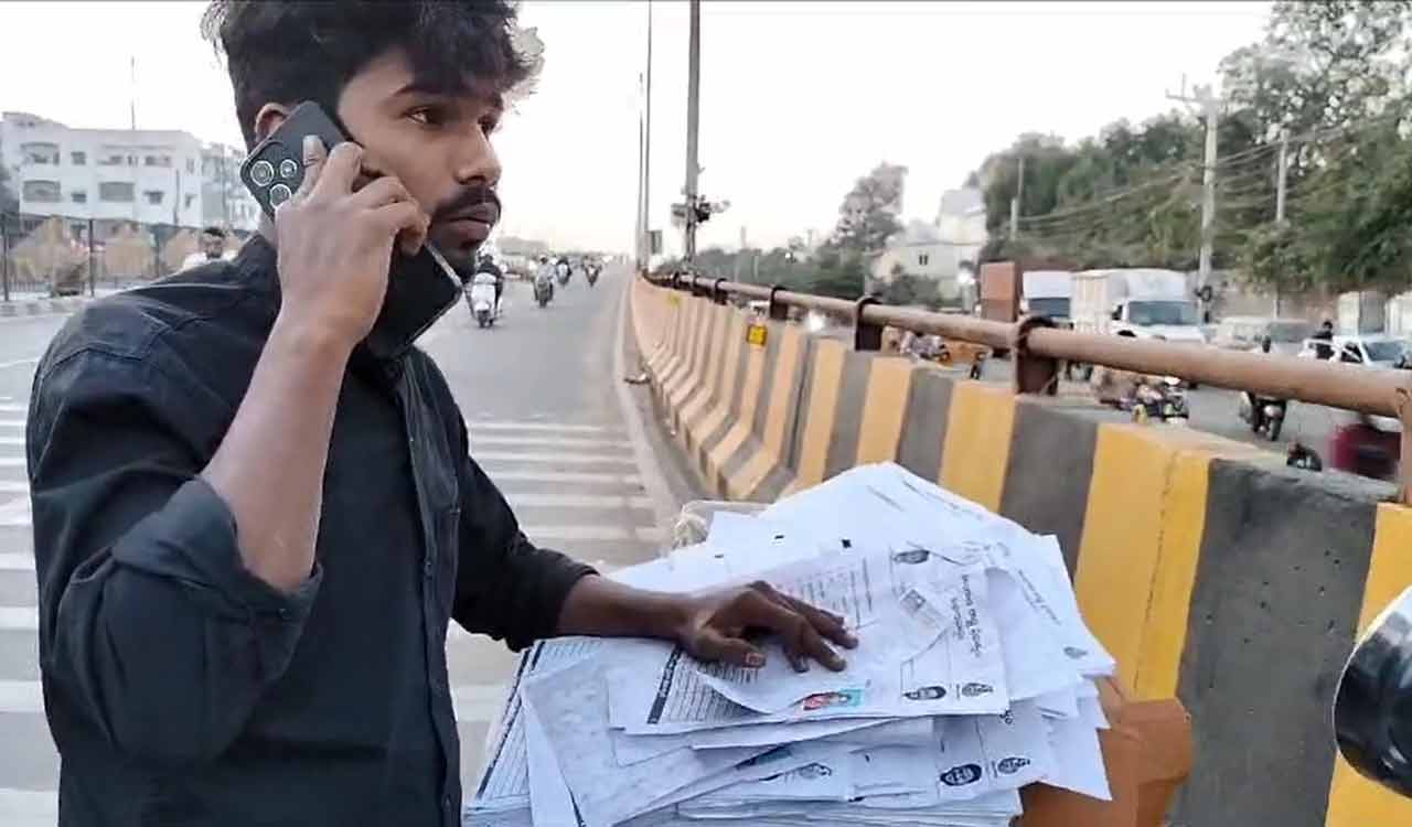 Watch: Praja Palana applications fly on the road in Hyderabad