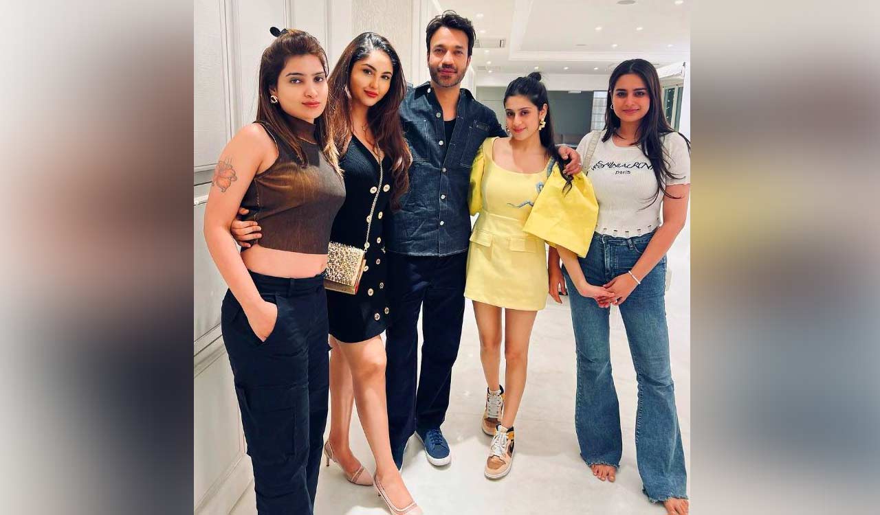 Vicky Jain Parties With Isha Ayesha And Sana From ‘bigg Boss 17 Telangana Today 0676