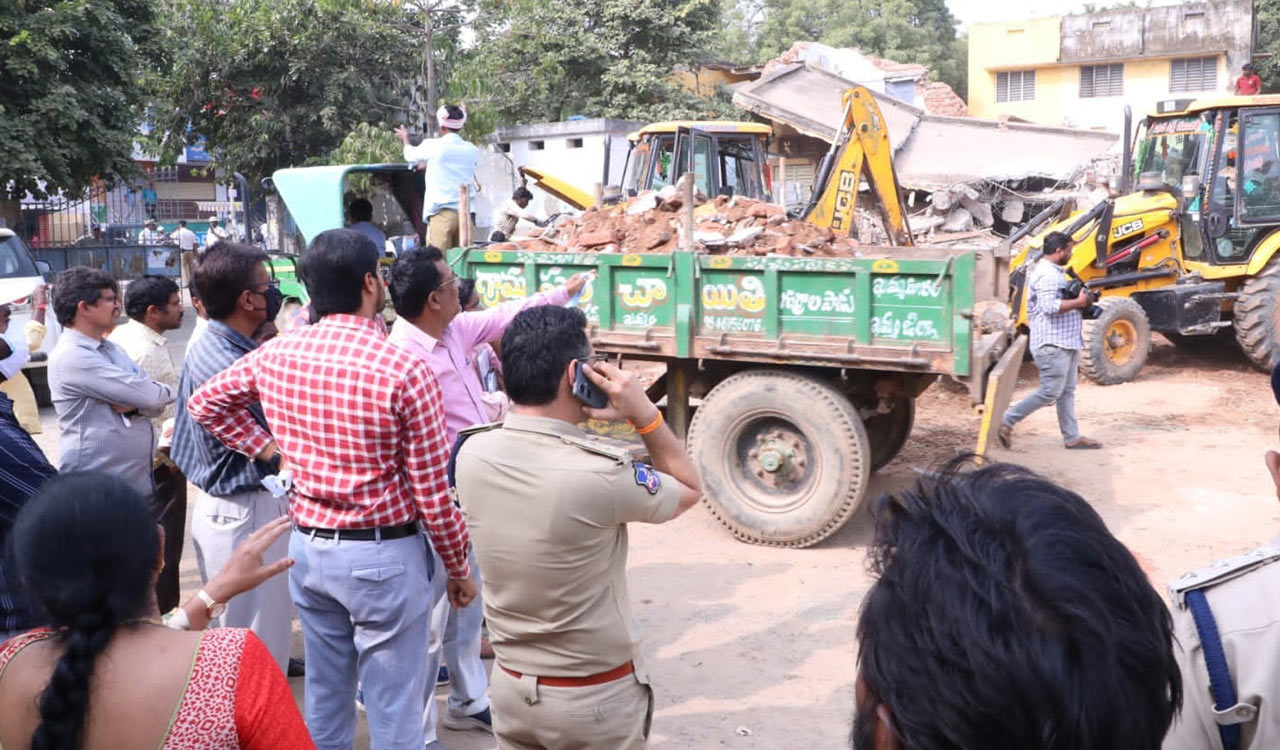 Old block of district library collapses in Khammam