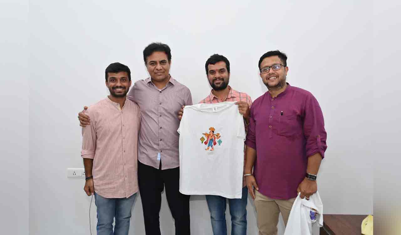 Cheriyal painting artists impress KTR with unique concept