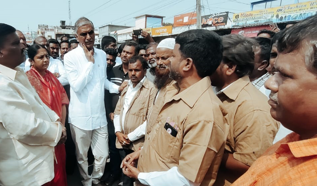 Harish Rao interacts with auto drivers