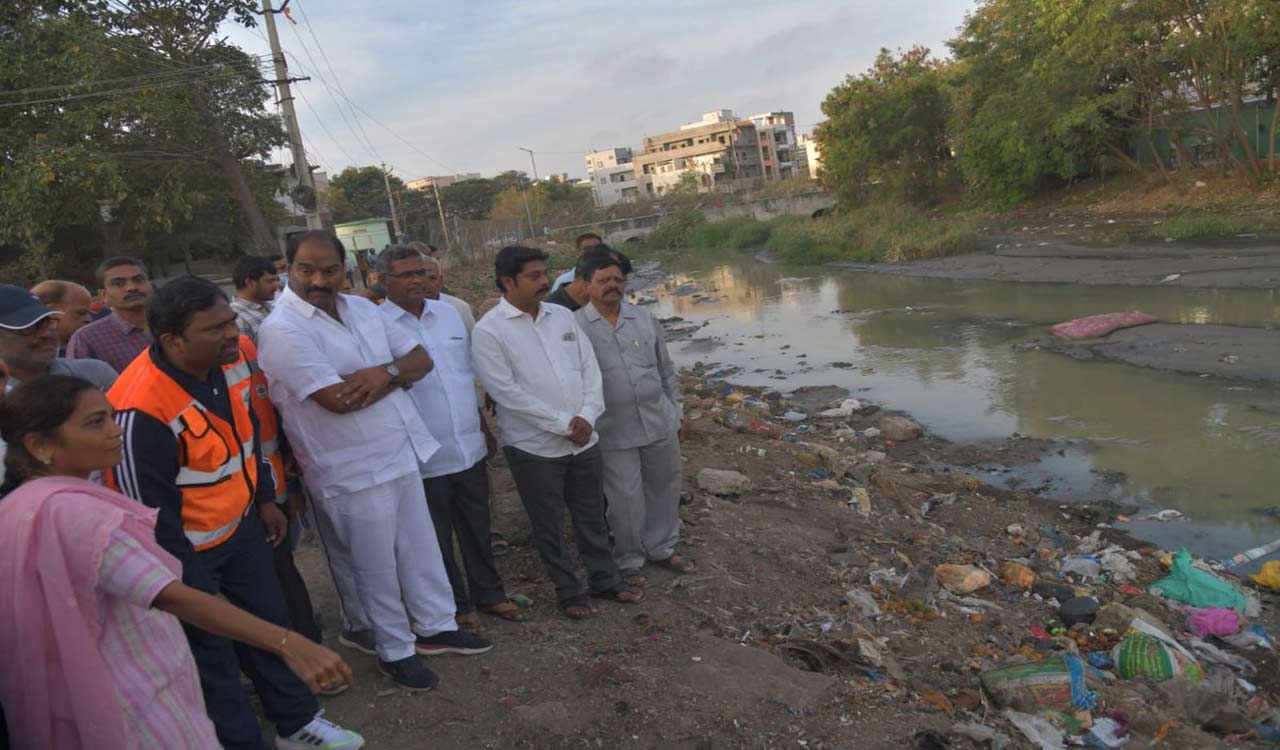 Saroornagar residents highlight issues with lake-Telangana Today