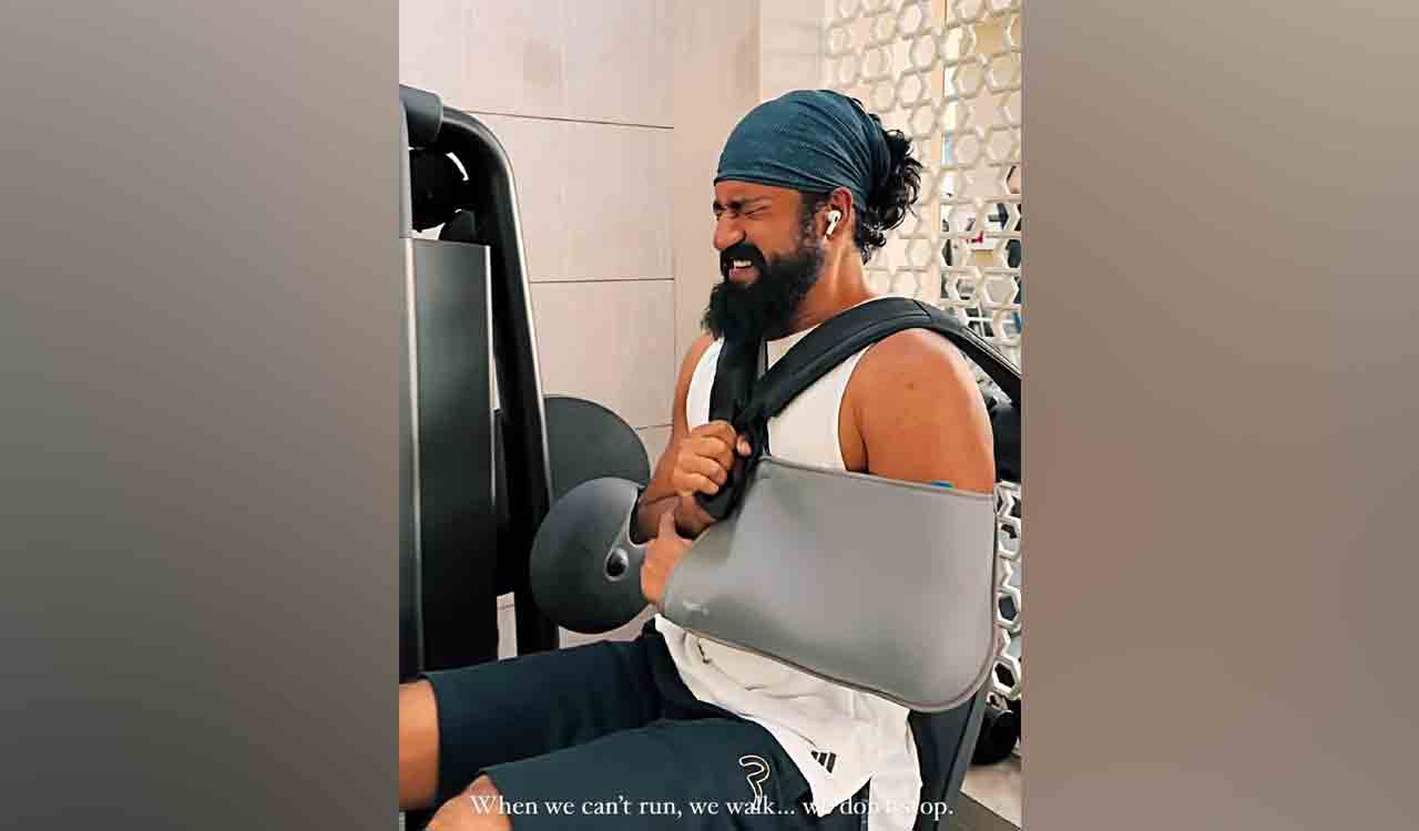 Vicky Kaushal works out with arm sling, says ‘recovery mode on’