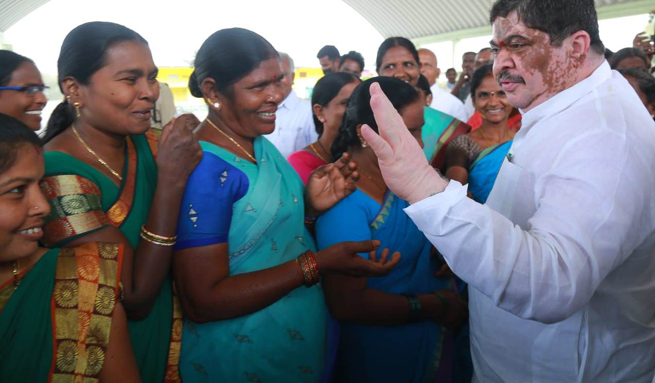 Ponnam asks Bandi stop using religion for political mileage