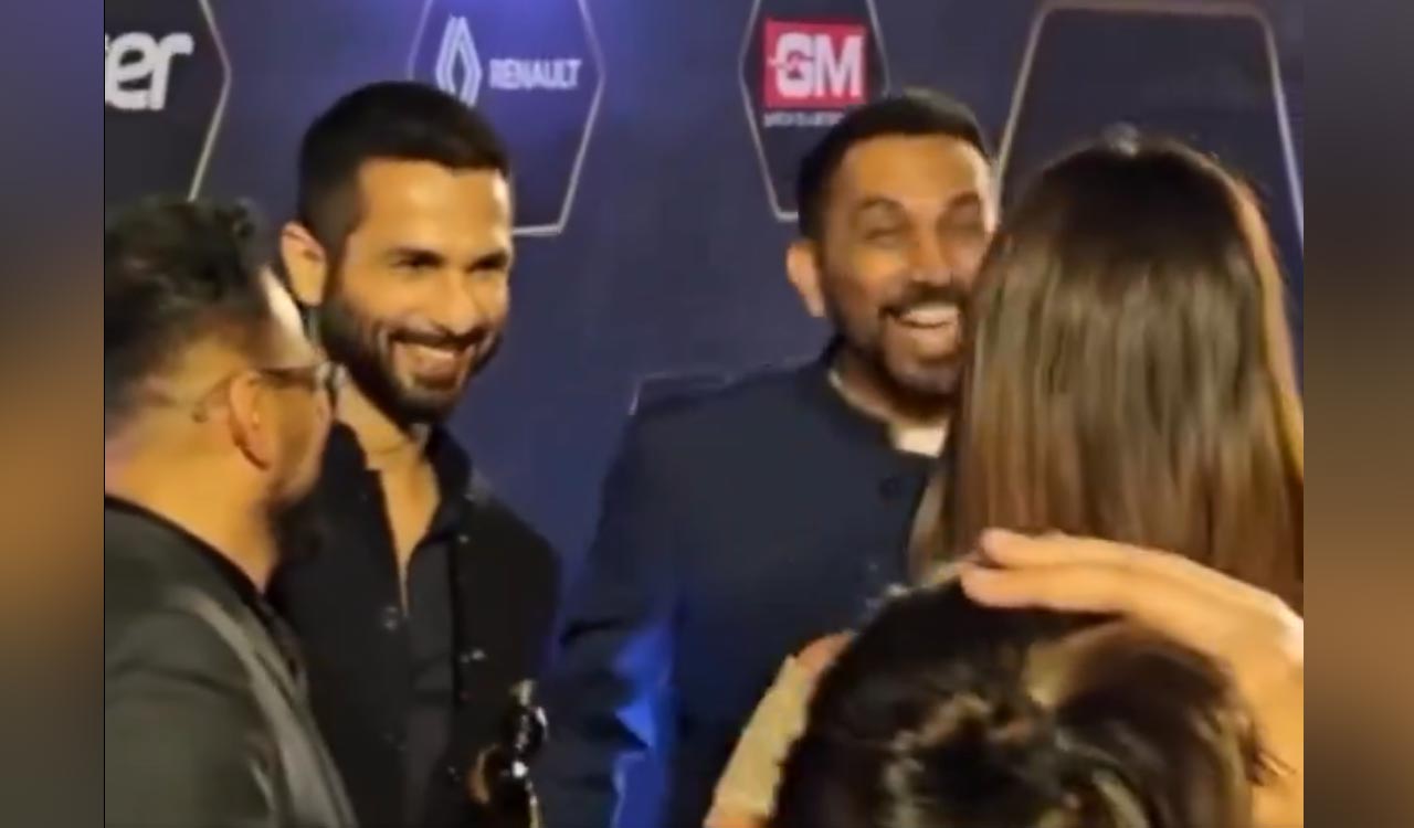 Watch: Kareena Kapoor ignores Shahid Kapoor at DPIFF Awards 2024