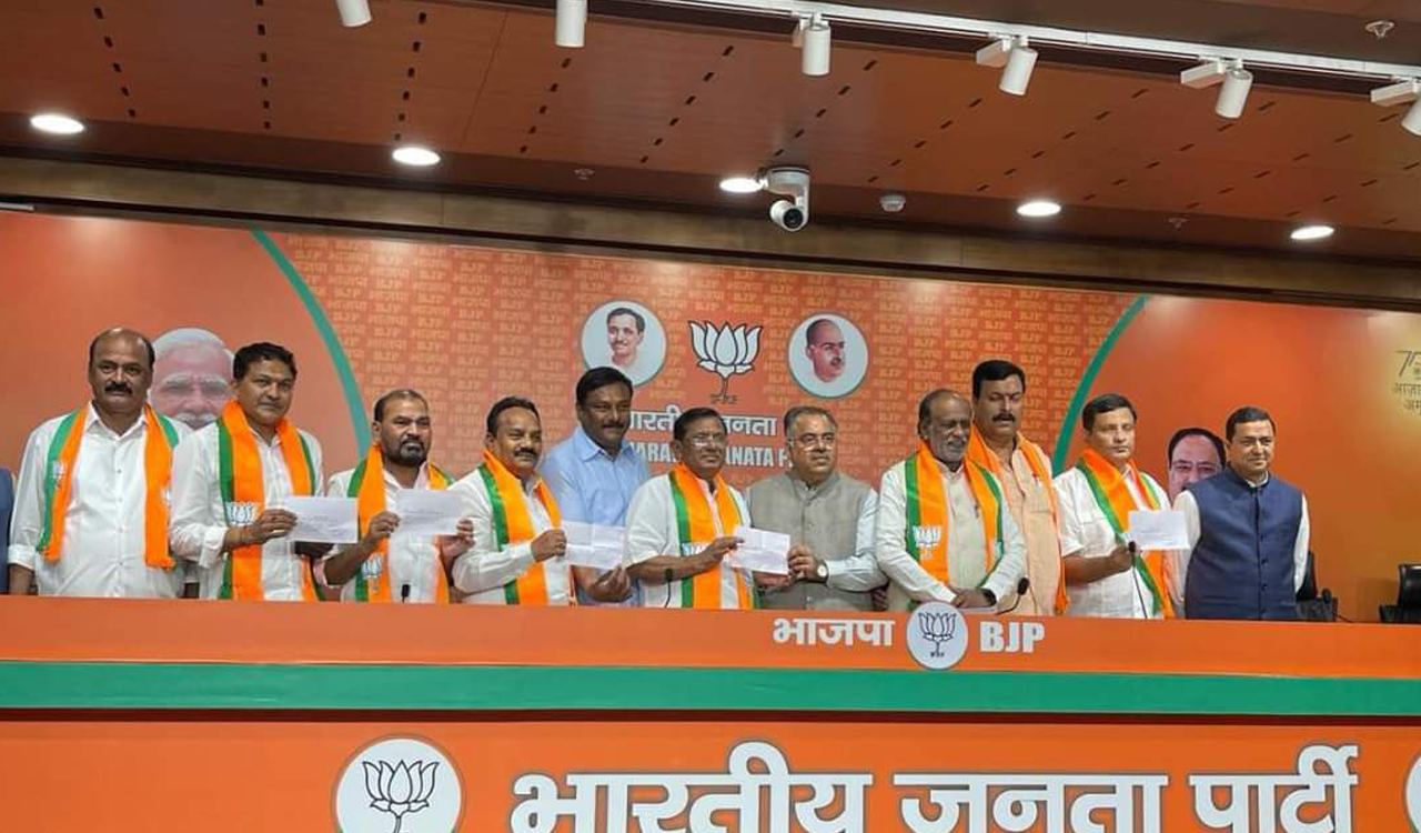 Four BRS leaders, one from Congress join BJP in Delhi
