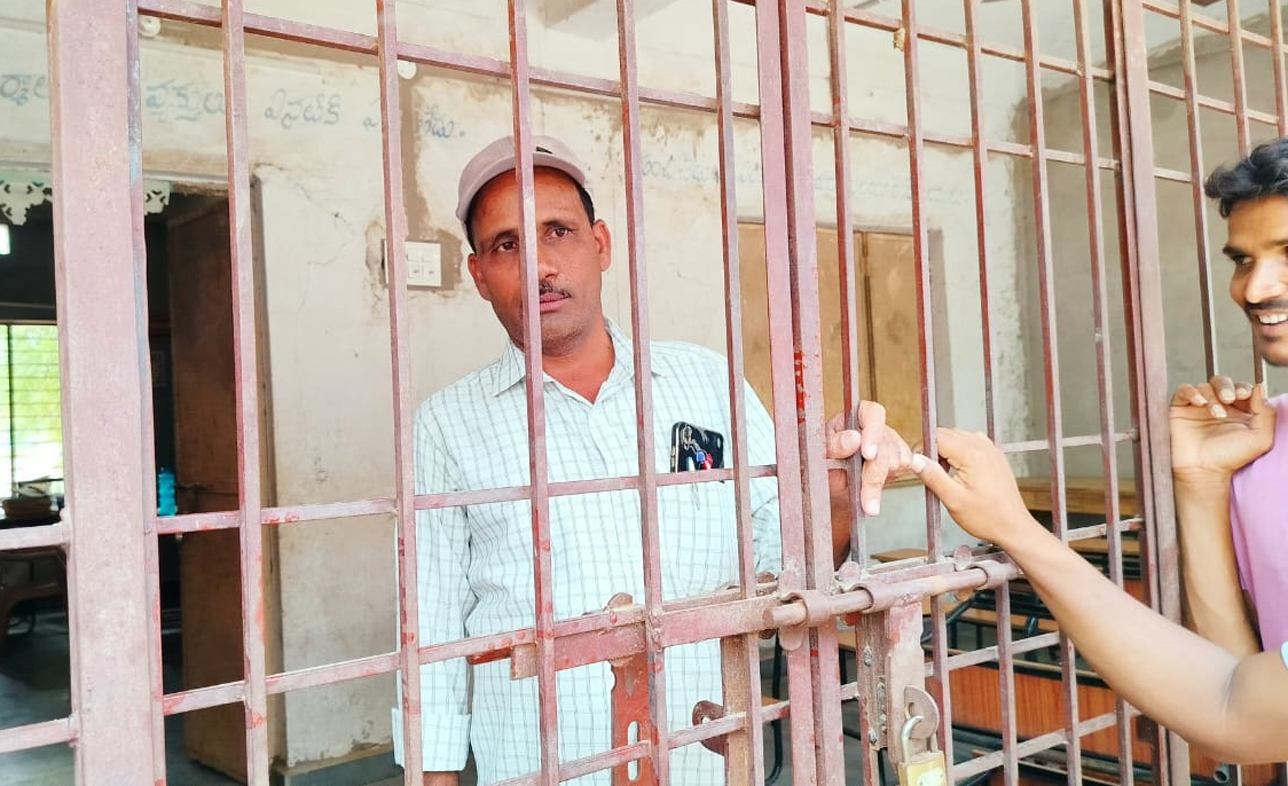 Kothagudem: Drunk school headmaster locked up in school