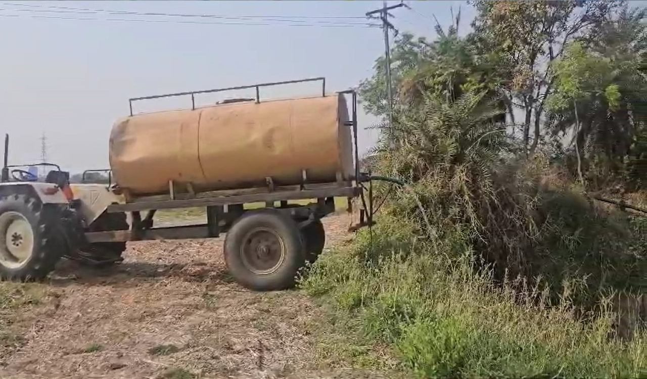 Karimnagar: Farmer safeguards crops by filling agricultural well with water tankers