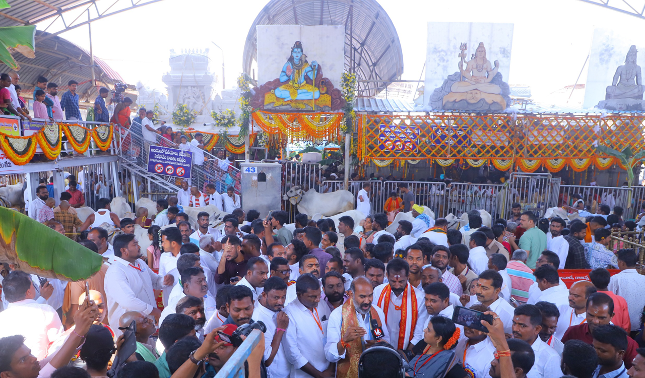 Devotees flock to Vemulawada temple for Maha Shivaratri Jatara