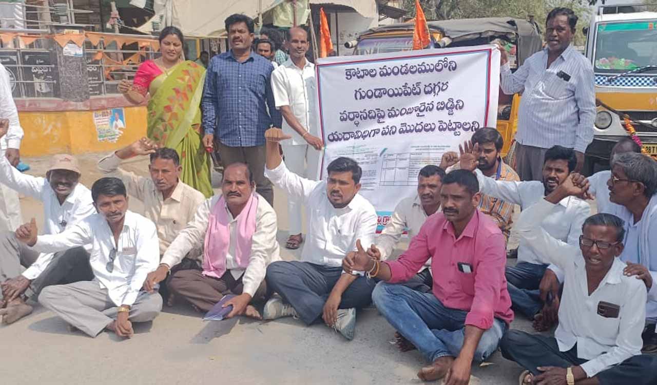 BRS activists seek to restart a bridge across Wardha river