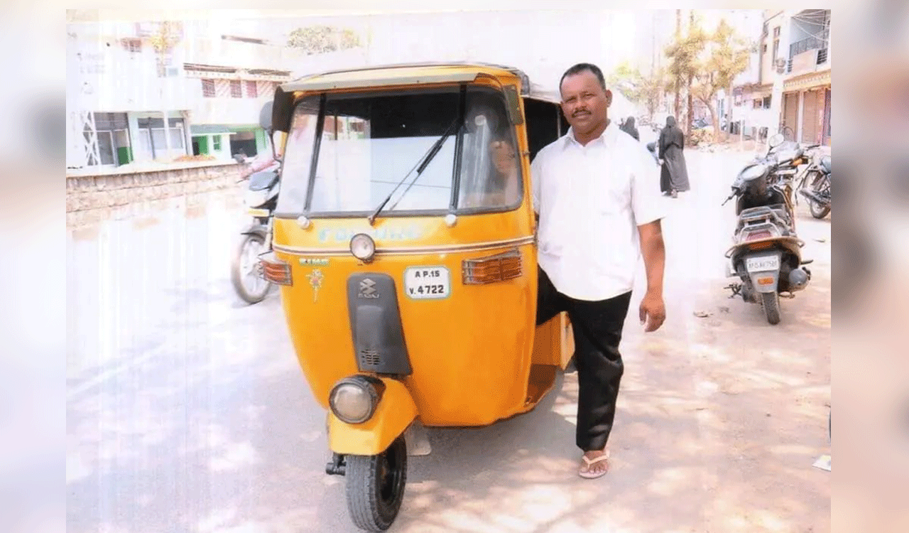 Autorickshaw driver turns poet in Karimnagar