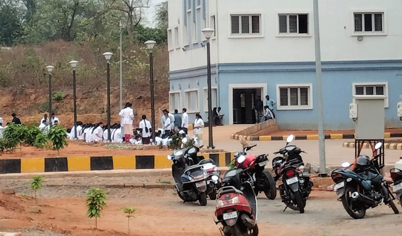 Khammam: Medical College students continue their protest
