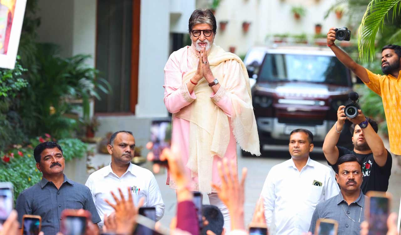Amitabh Bachchan’s non-stop schedule: Car lunch break