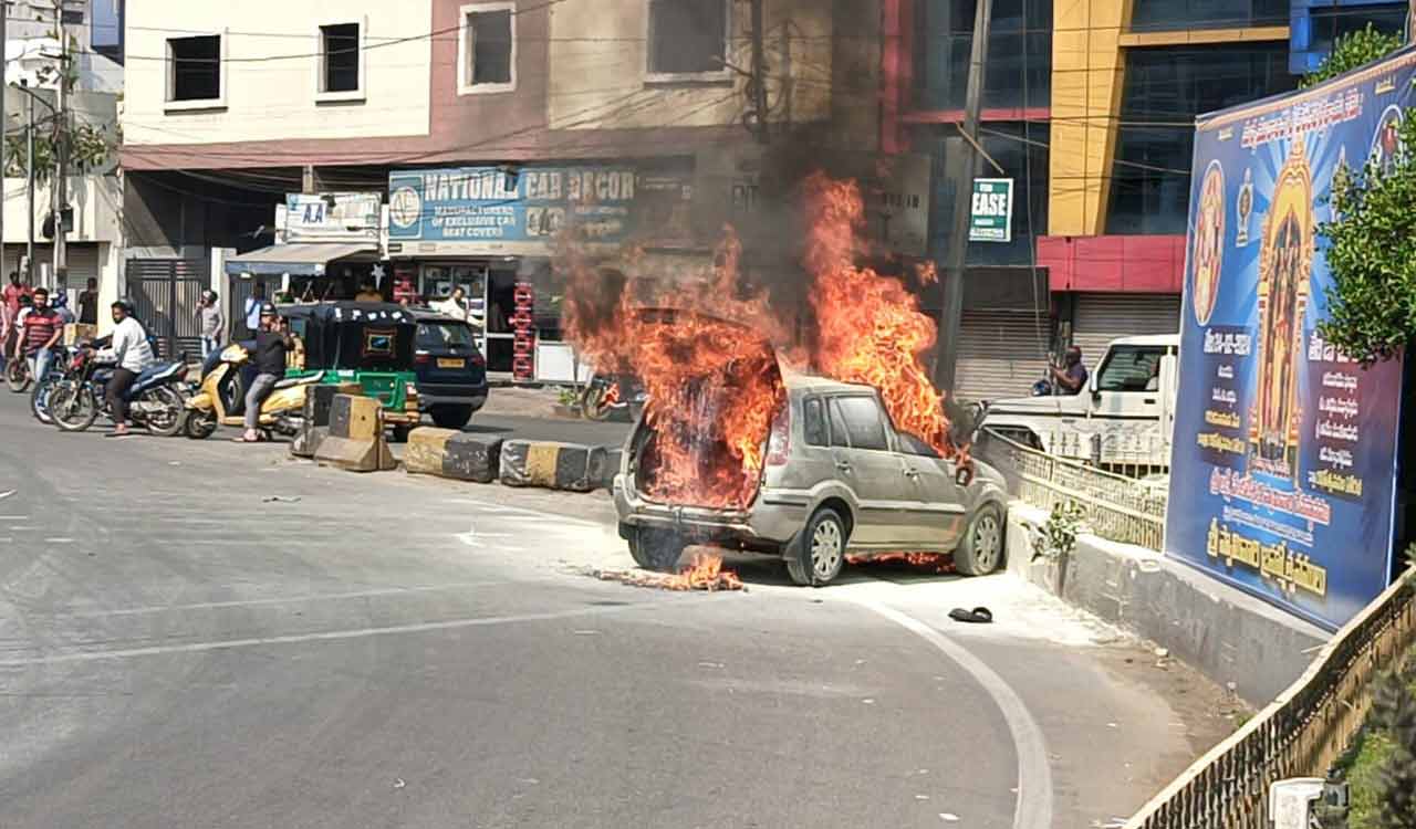 Car fire erupts in Aramgarh, no casualties